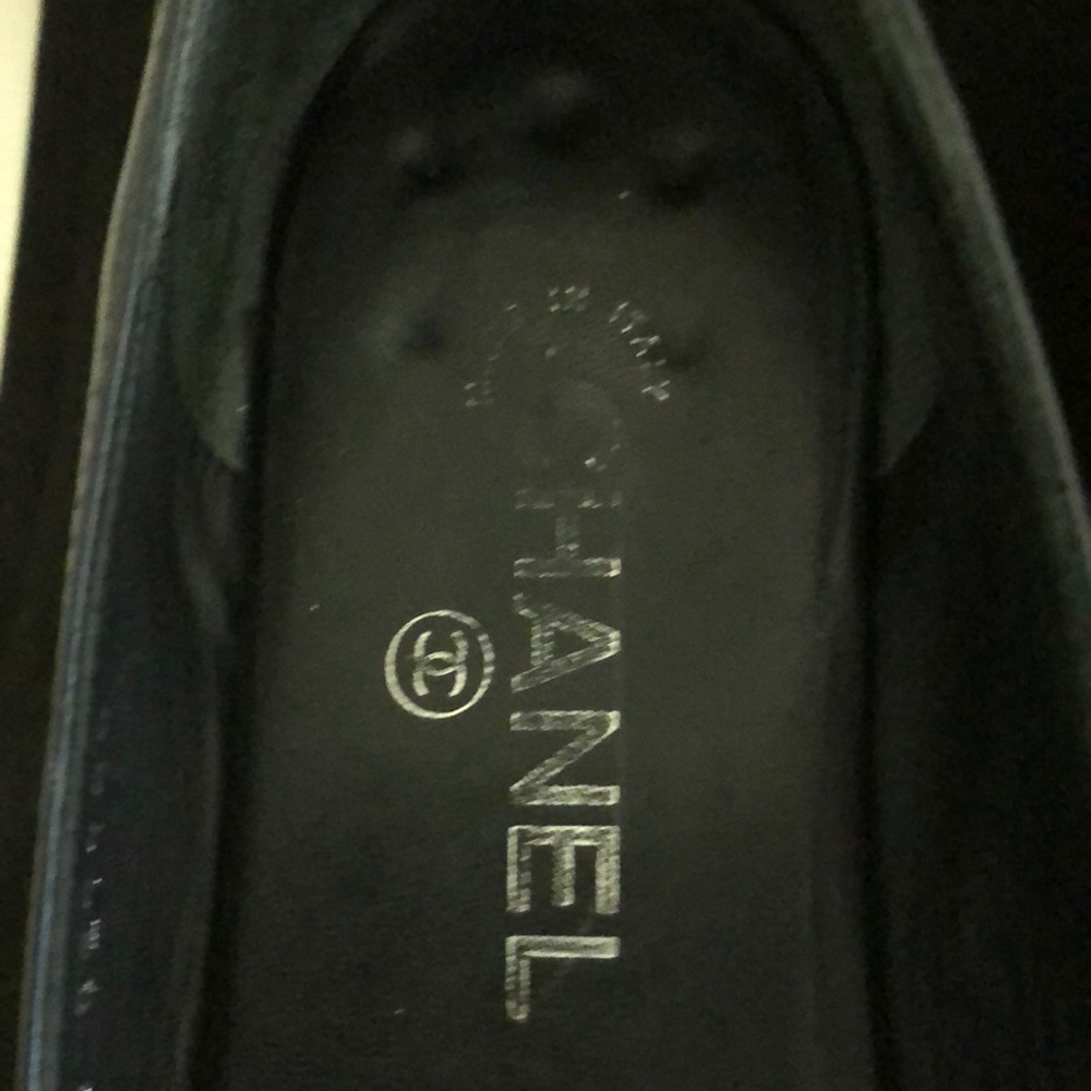 CHANEL classic ballerina flat w iconic metal logo - Picture 3 of 11